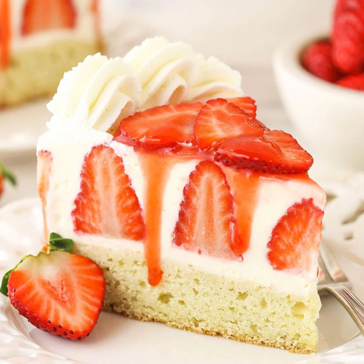 Strawberry-Crunch-Cheesecake-Cake