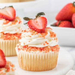 Strawberry-Crunch-Cupcakes